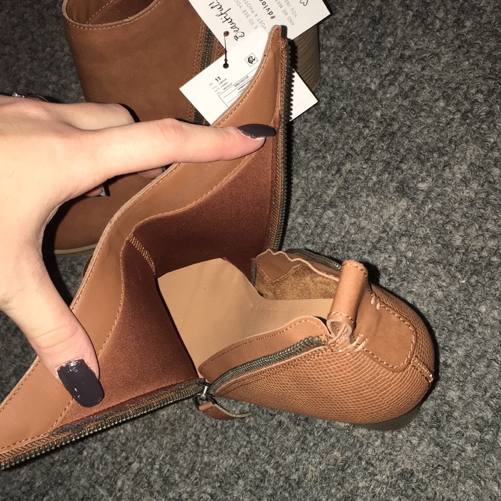 Boots never worn - Picture 2 of 4